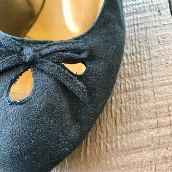 GAP black wedge heels size 7 with cutouts and bow - Picture 3 of 8
